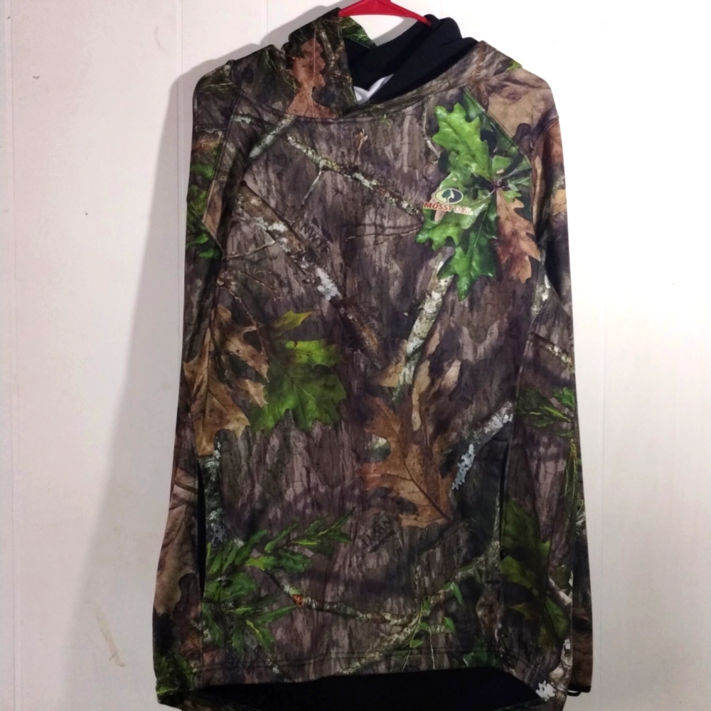 Mossy oak pullover with built-in gaither and Hood.